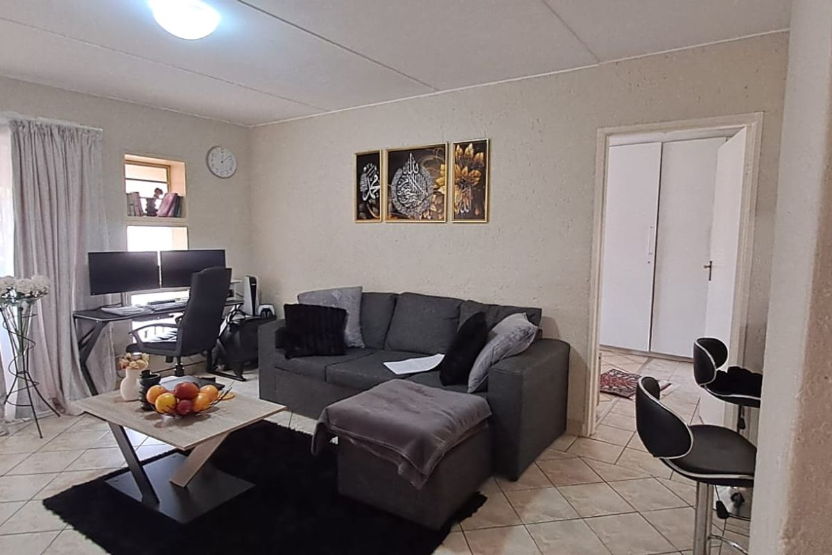 Ground Floor One-Bedroom Townhouse in Mondeor - Photo 2