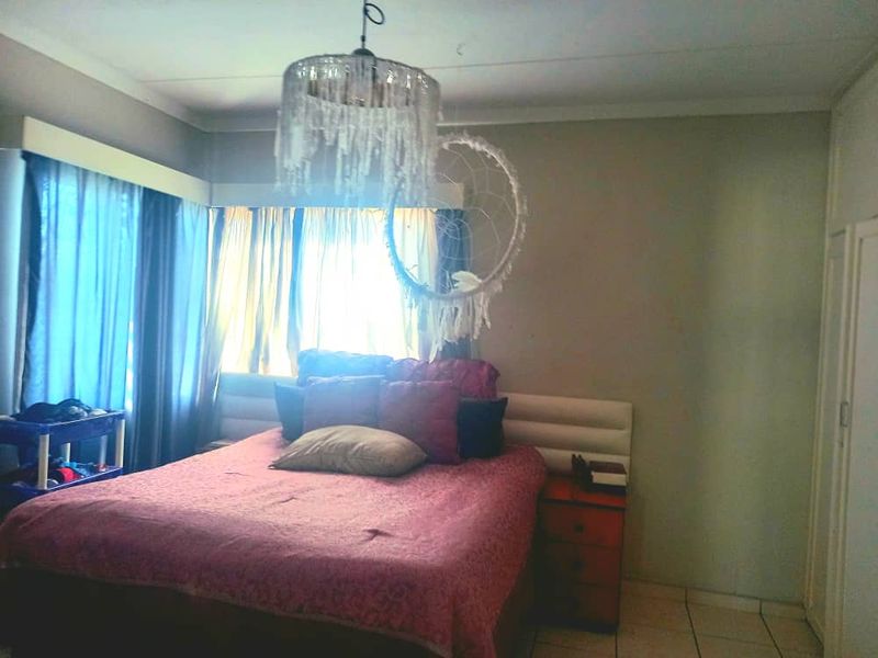 3 bedroom home with 2 single flats - Photo 9