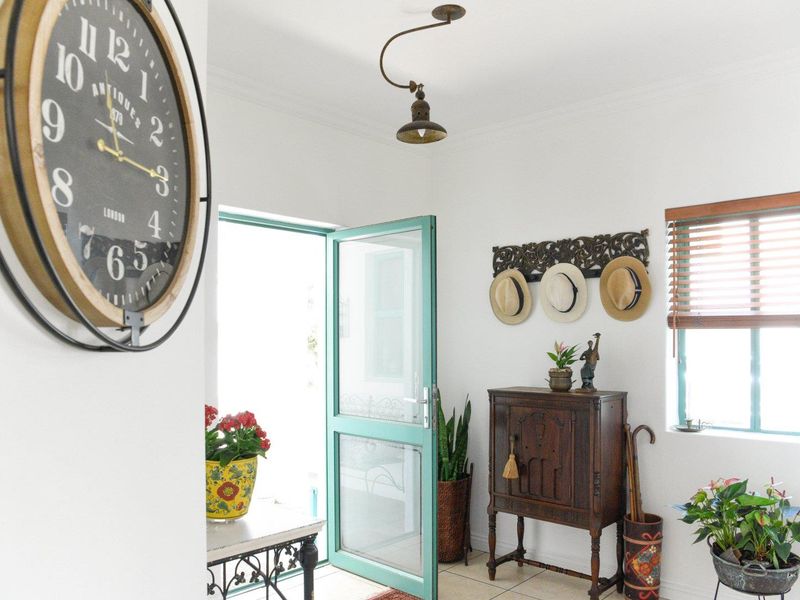 Exquisite and charming home with a beautiful garden in the always popular Kingshaven Estate - Photo 3