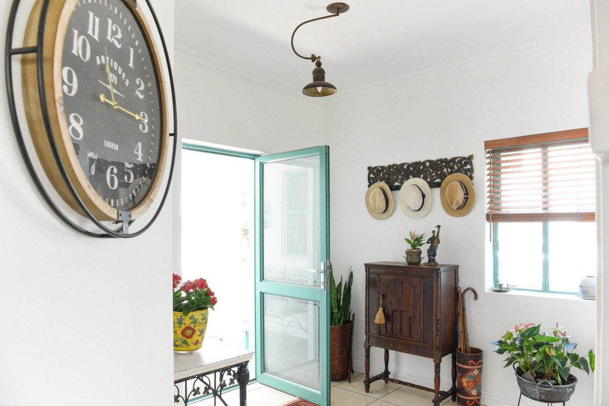 Exquisite and charming home with a beautiful garden in the always popular Kingshaven Estate - Photo 3