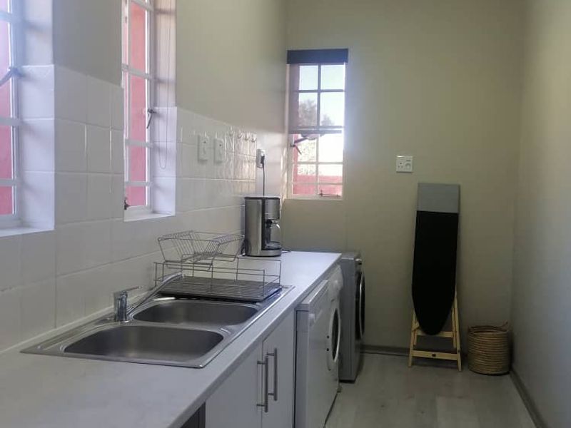 Newly renovated townhouse with stylish modern furnishings - Photo 4