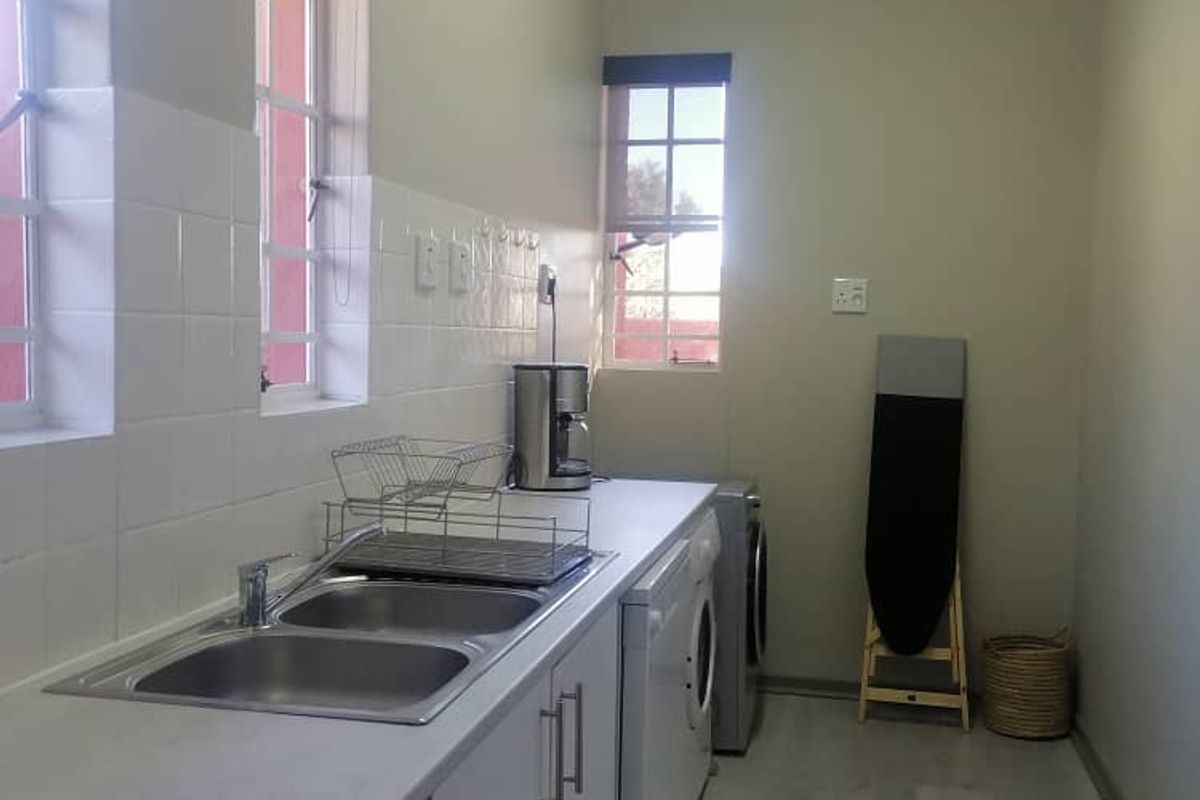 Newly renovated townhouse with stylish modern furnishings - Photo 4