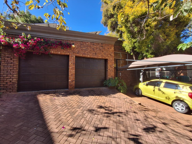Charming Hillside Family Home with Cottage – Mulbarton - Photo 1