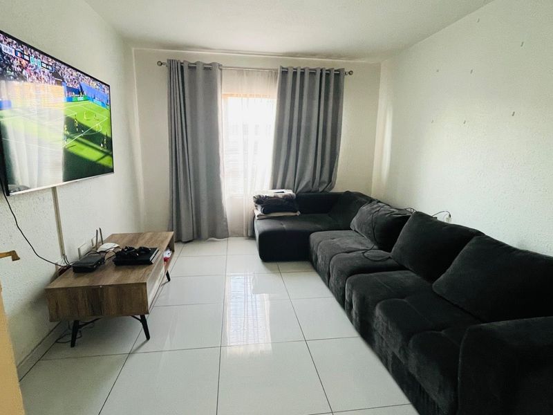 Beautiful family home in secure lifestyle estate - Photo 8
