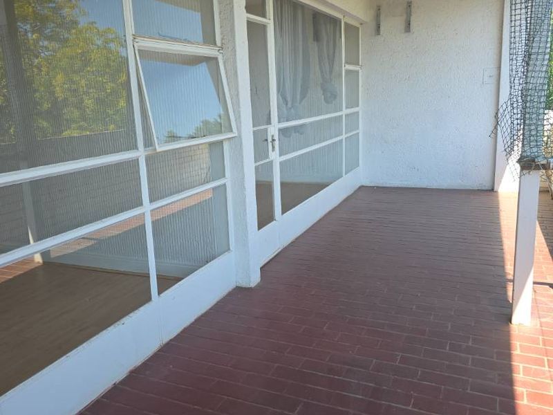 EXEPTIONAL 3 BED APARTMENT AT A REAL BARGAIN  SELLING PRICE - Photo 10