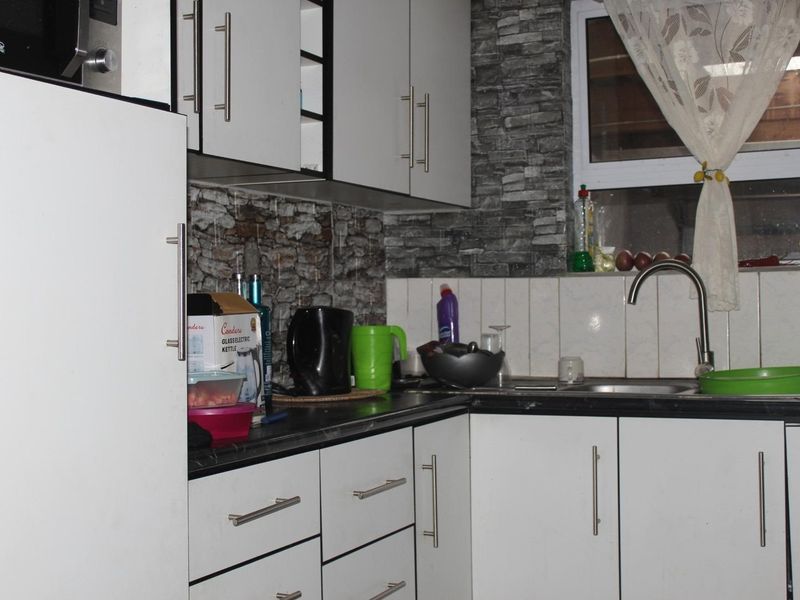 3 Bedroom House For Sale in Robinvale - Photo 2