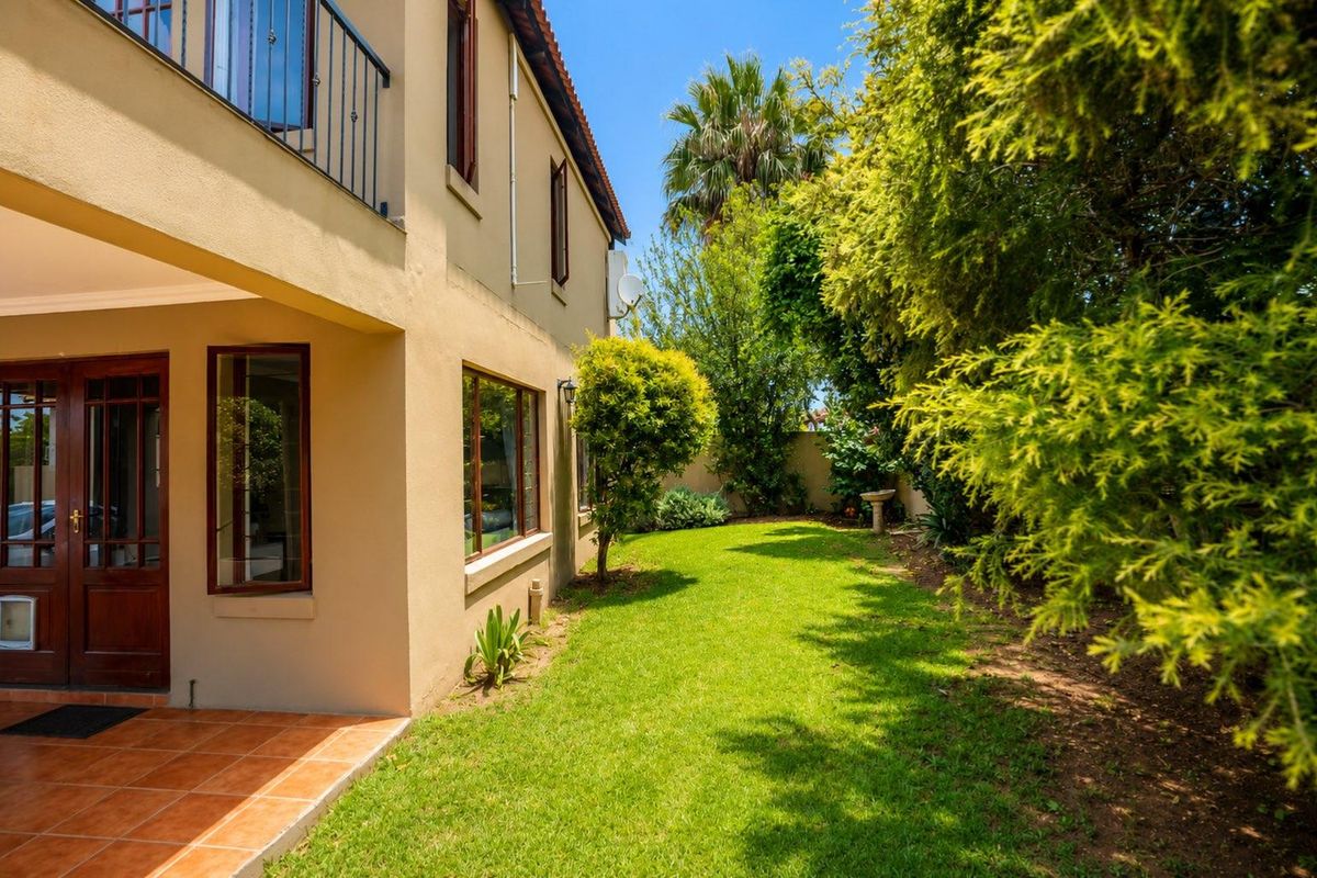 A Fully Furnished Townhouse - Photo 2