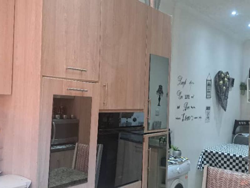 4 Bedroom HOUSE FOR SALE/Additional 3 Outside Flats - Photo 2