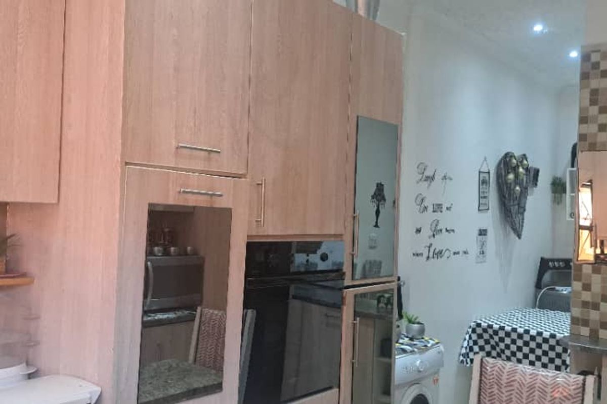 4 Bedroom HOUSE FOR SALE/Additional 3 Outside Flats - Photo 2