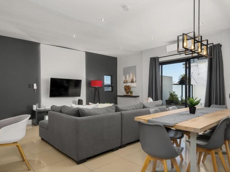 Luxury Two-Bedroom Retreat with Expansive Outdoor Deck in Sea Point - Photo 4