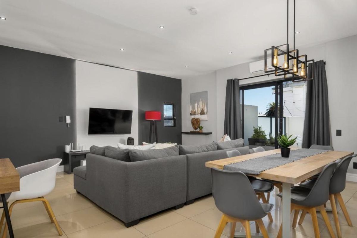 Luxury Two-Bedroom Retreat with Expansive Outdoor Deck in Sea Point - Photo 4