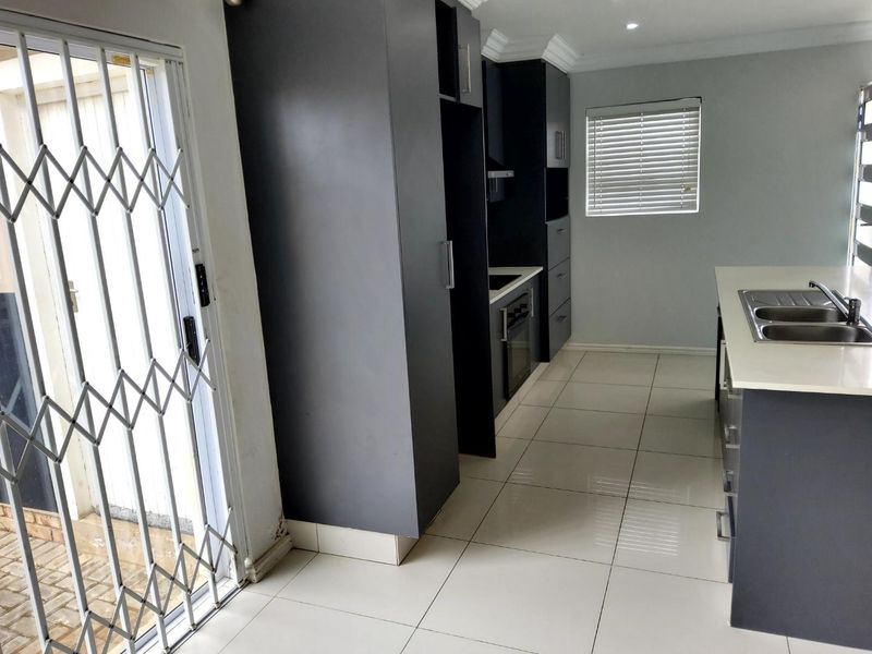 **Spacious 3-Bedroom  Townhouse close to beach in Secure Gonubie Palms Community** - Photo 8
