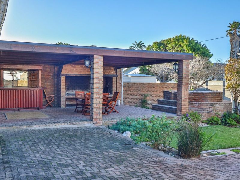 Charming 3-Bedroom Beachside Home in Franskraal - Photo 2