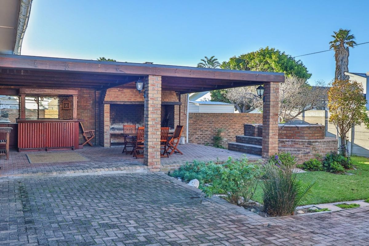 Charming 3-Bedroom Beachside Home in Franskraal - Photo 2