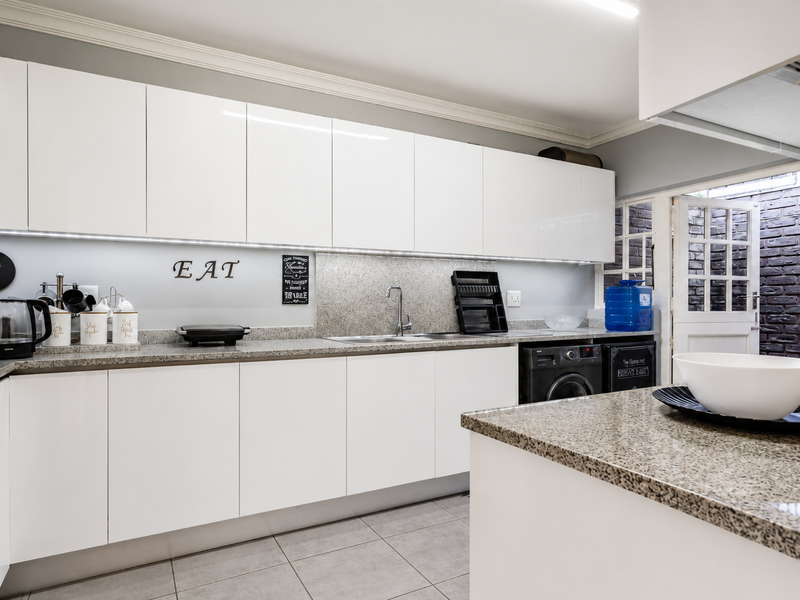 Spacious Family Unit with Guest Suite, Modern Finishes & Stunning Leafy Outlook - Photo 7