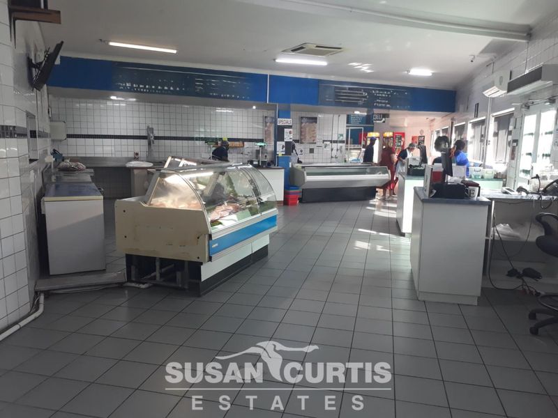 Well-located building with numerous potential - Photo 2