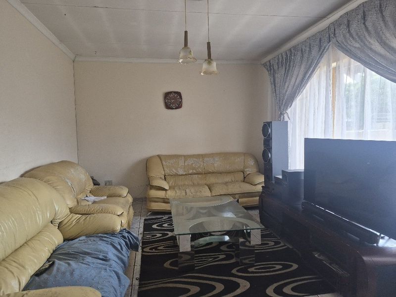 Large family home in Klippoortjie Boksburg - Photo 4