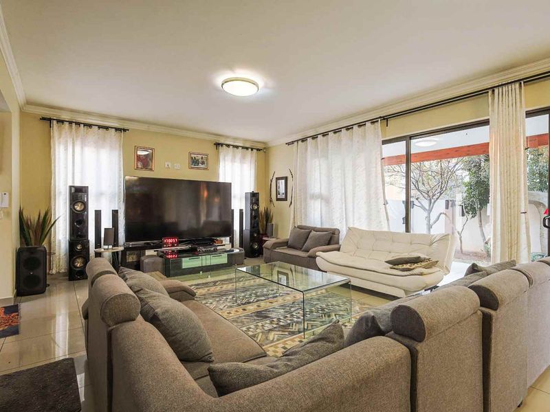 3 Bedroom Family Home with Pool & Covered Patio - Photo 5