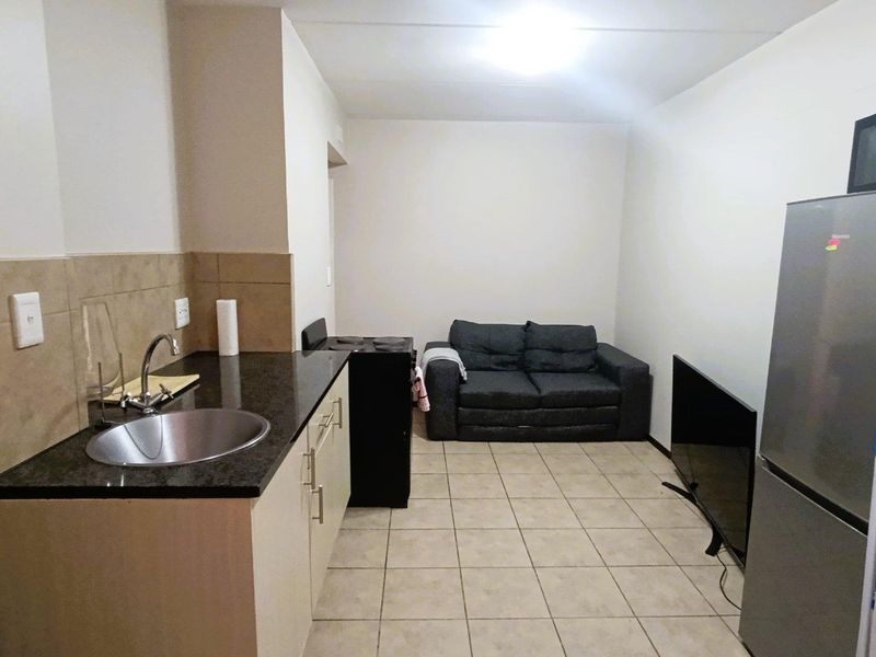 **Charming 1 Bedroom Ground Floor Unit in Lifestyle Security Complex** - Photo 2