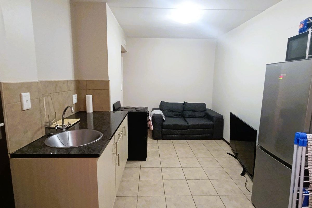 **Charming 1 Bedroom Ground Floor Unit in Lifestyle Security Complex** - Photo 2