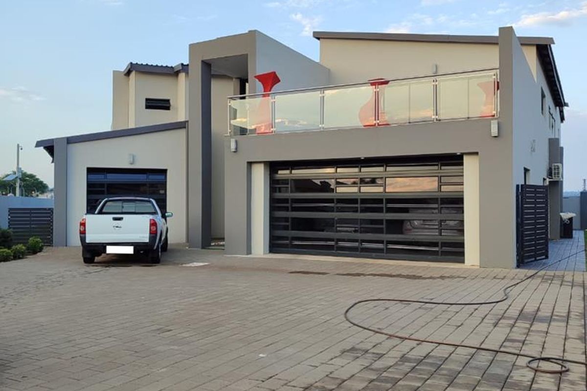 Massive Double storey house for sale in Heuwelsig Estate, Centurion - Photo 3