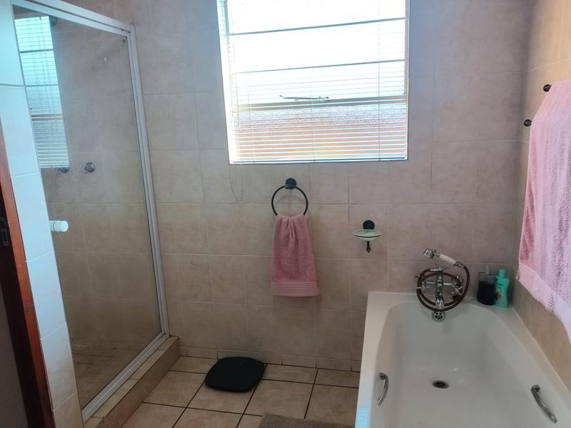 3 spacious bedroom face brick cluster, with a pool and garage! - Photo 10
