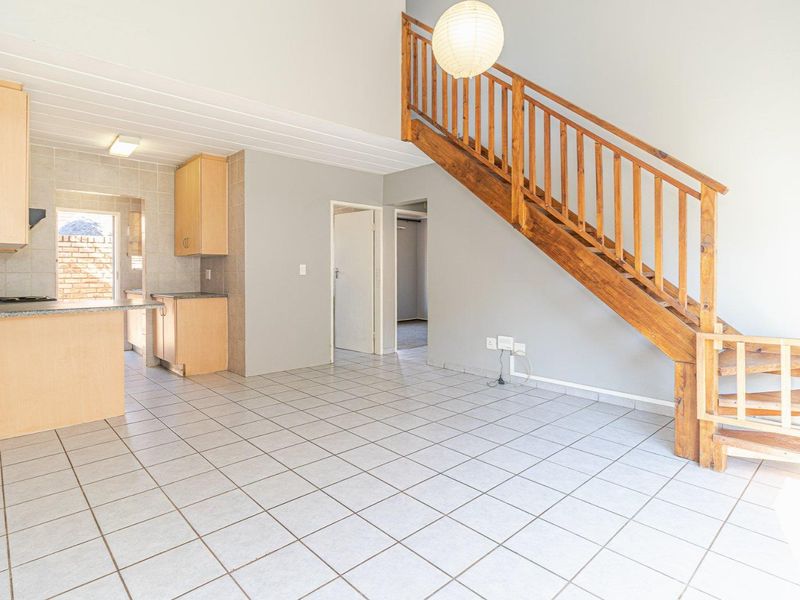 3 Bedroom 2 Bathroom Duplex Townhouse For Sale in Wilgeheuwel - Photo 5