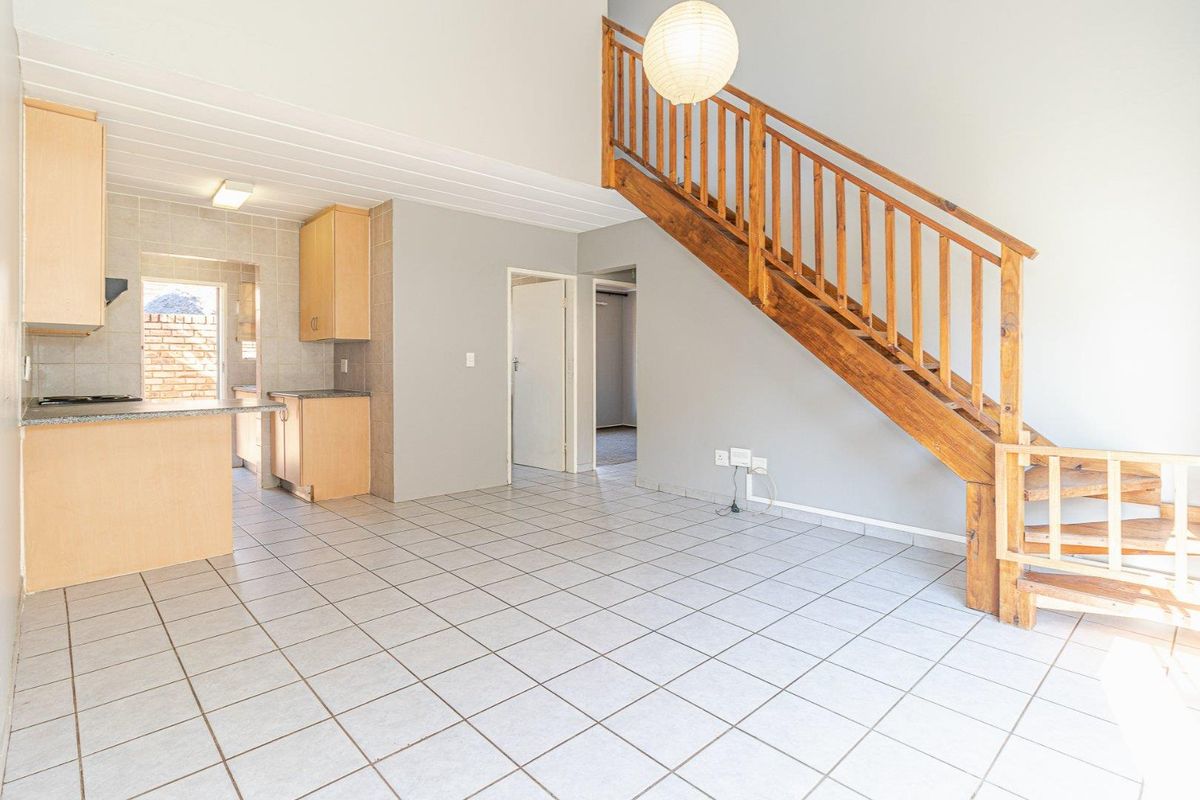 3 Bedroom 2 Bathroom Duplex Townhouse For Sale in Wilgeheuwel - Photo 5