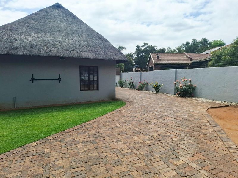 Step into a world where every day feels like a getaway. Family home with flatlet for extended family - Photo 9