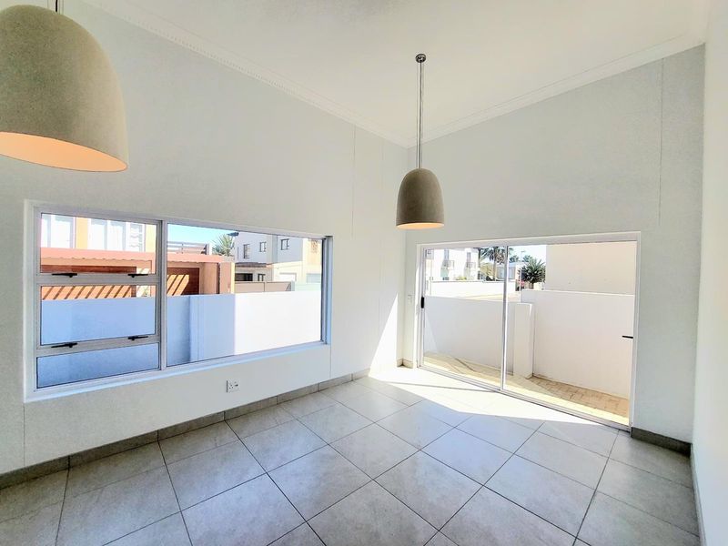 Brand New 5 Bedroom Home - Photo 3