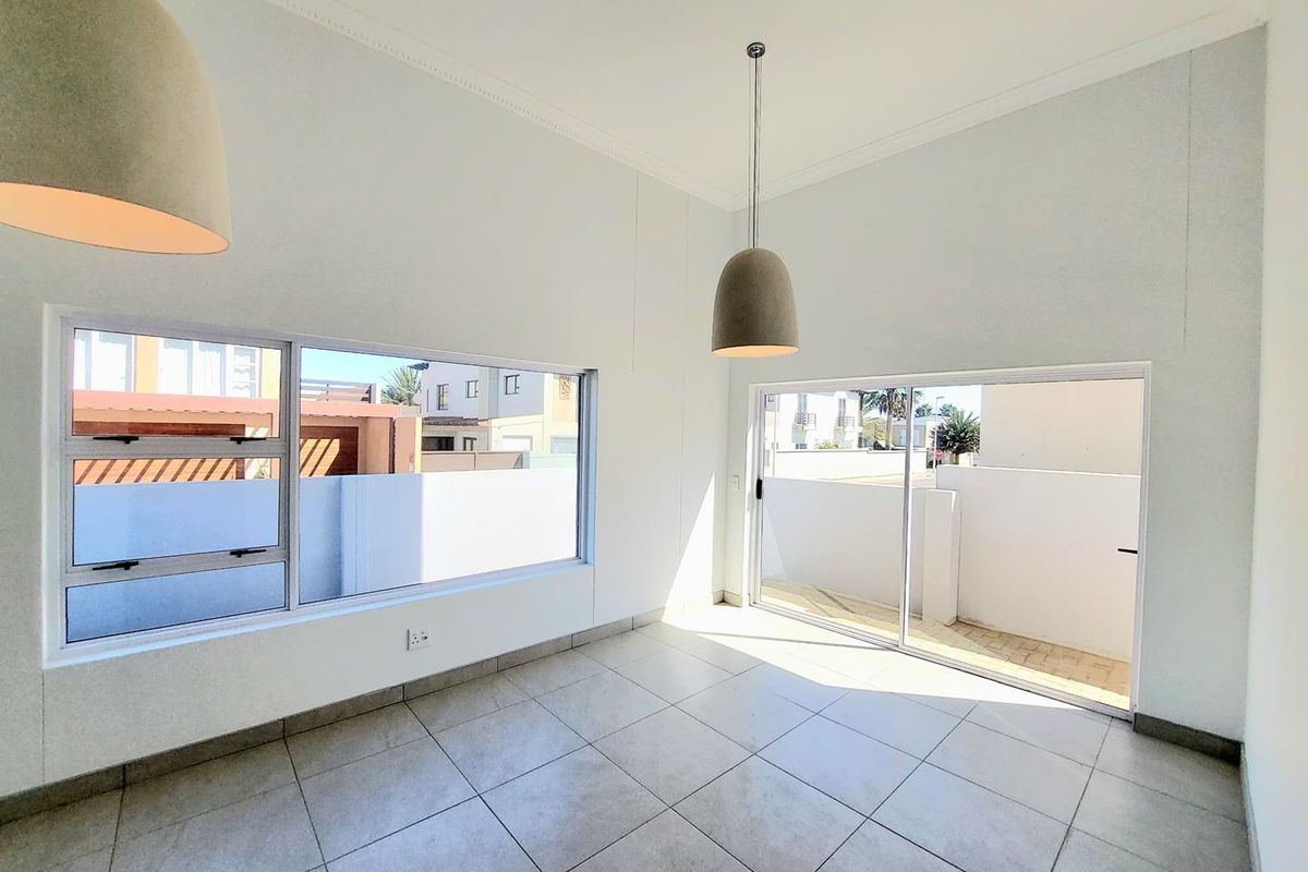 Brand New 5 Bedroom Home - Photo 3