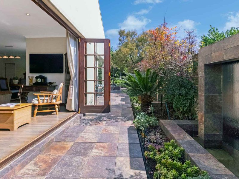 A SUN-FILLED SIMPLEX HOME TUCKED AWAY IN LOVELY LANZERAC - Photo 7