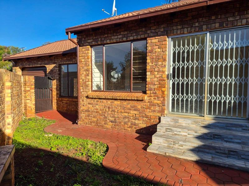 Spacious and light-filled 3-bedroom townhouse available to rent in the sought-after Ilala Palms complex in Eldoraigne. - Photo 3