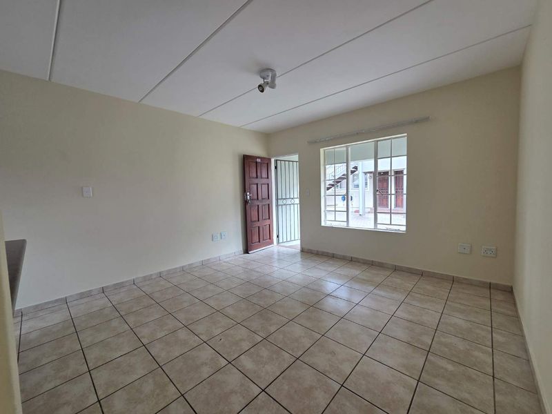 Golden Oaks Living – Ideal for Homeowners or Investors. - Photo 3