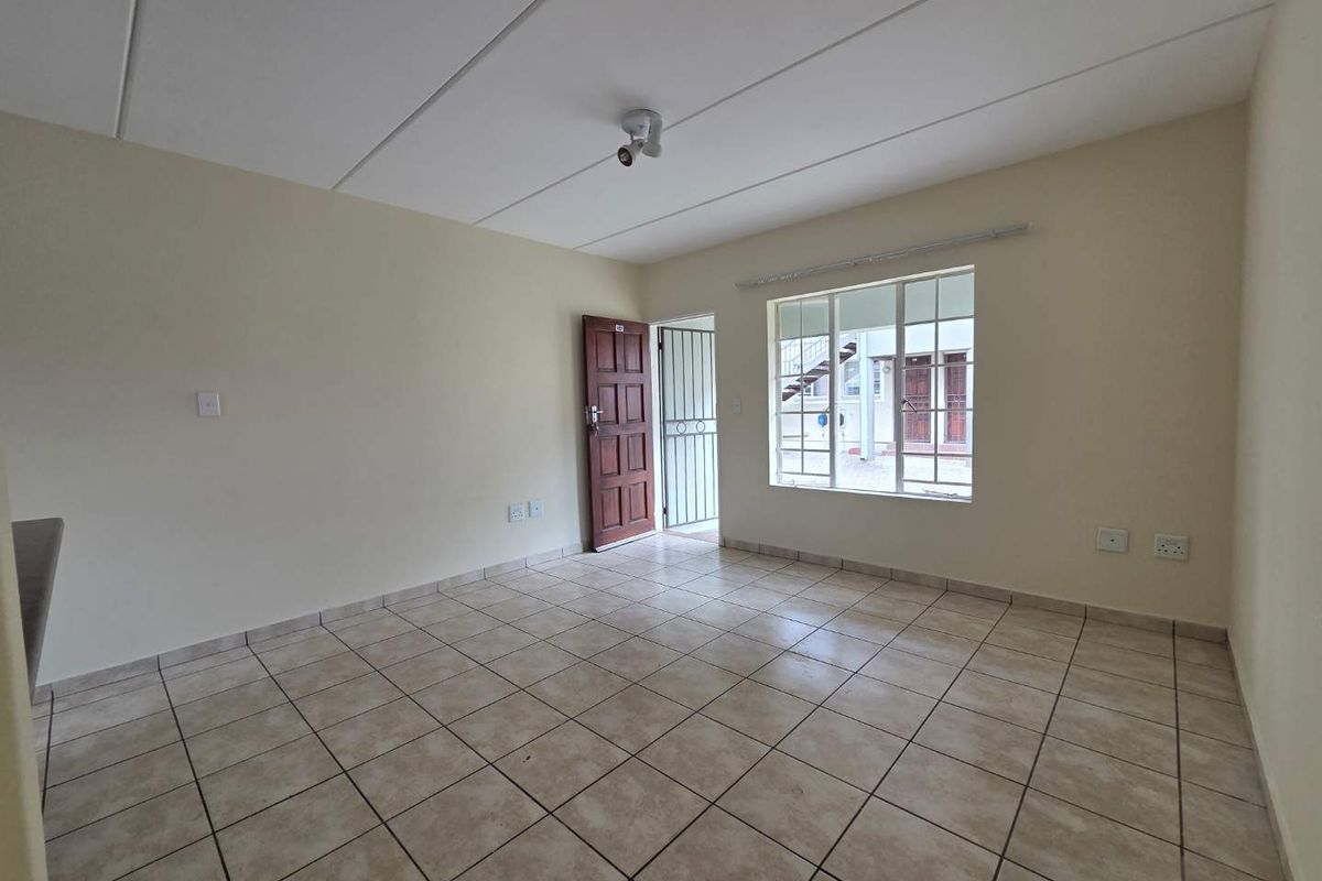 Golden Oaks Living – Ideal for Homeowners or Investors. - Photo 3