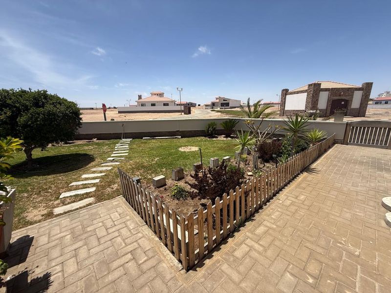 FOR SALE - STUNNING FAMILY HOME  IN HERITAGE HILL, SWAKOPMUND, NAMIBIA - Photo 2