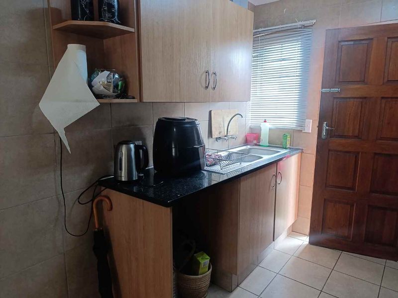 Secure Estate Living: 3-Bed, Ready to Move In - Photo 5