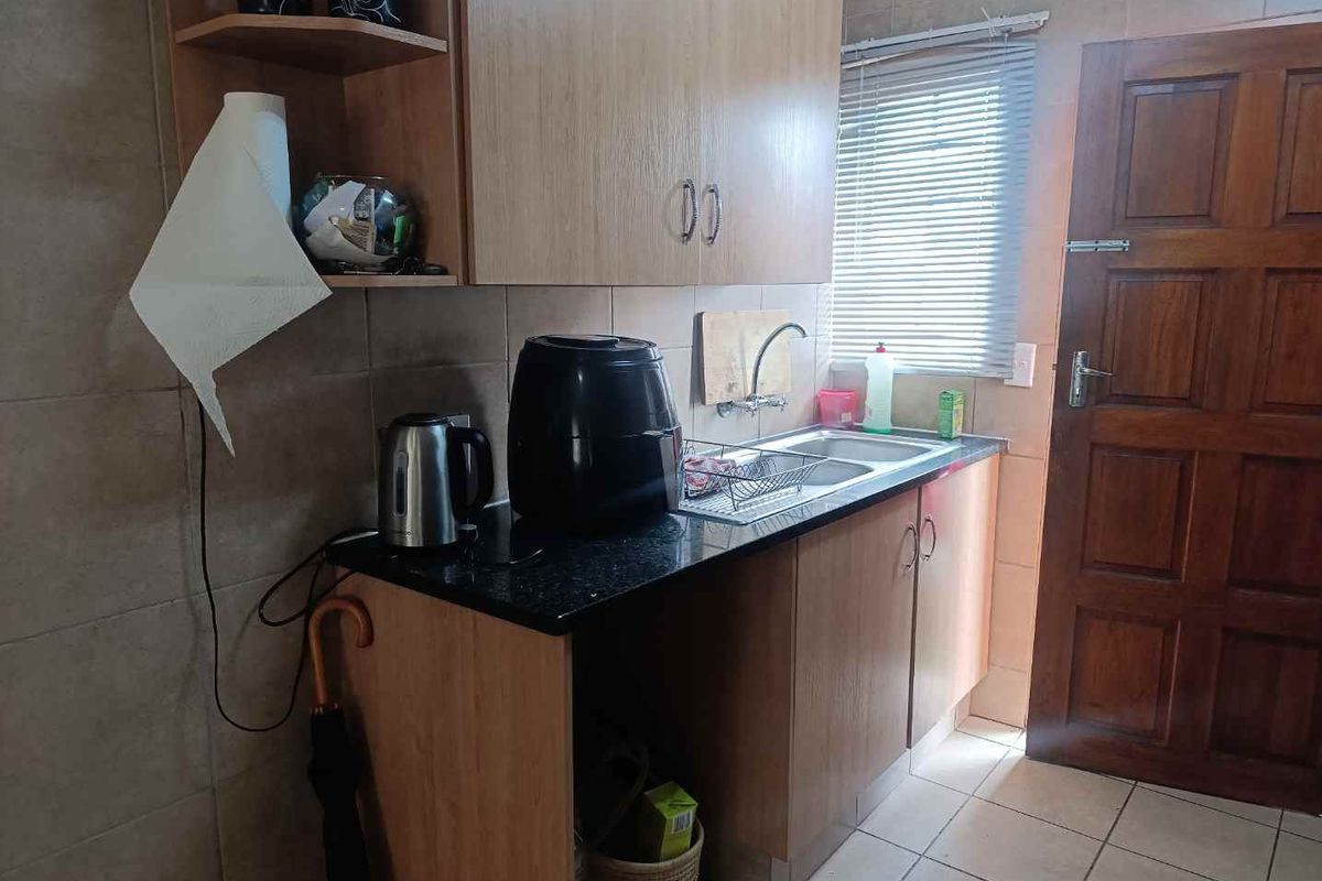 Secure Estate Living: 3-Bed, Ready to Move In - Photo 5