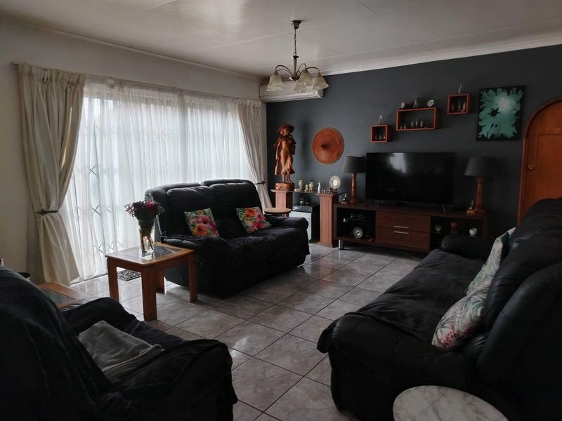SPACE GALORE, CHARMING HOME, GREAT ENTERTAINMENT - Photo 3