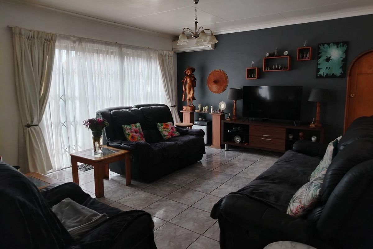SPACE GALORE, CHARMING HOME, GREAT ENTERTAINMENT - Photo 3