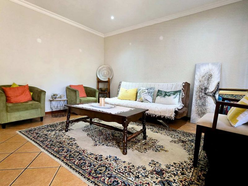 Charming 2-Bedroom Home in Secure, Pet-Friendly Complex - Photo 3