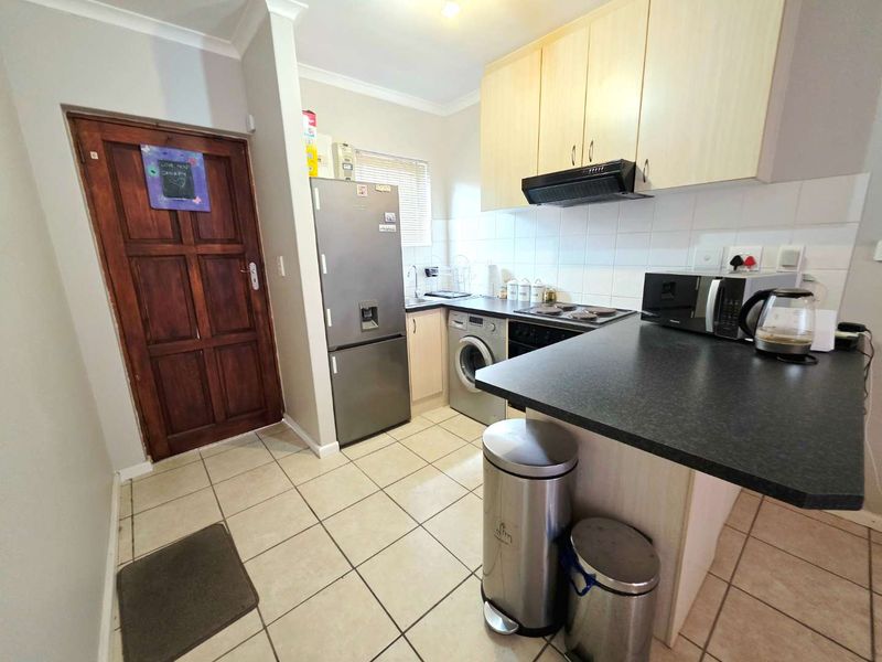 Contemporary Living with Table Mountain Views. - Photo 4