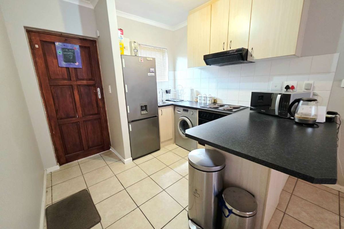 Contemporary Living with Table Mountain Views. - Photo 4