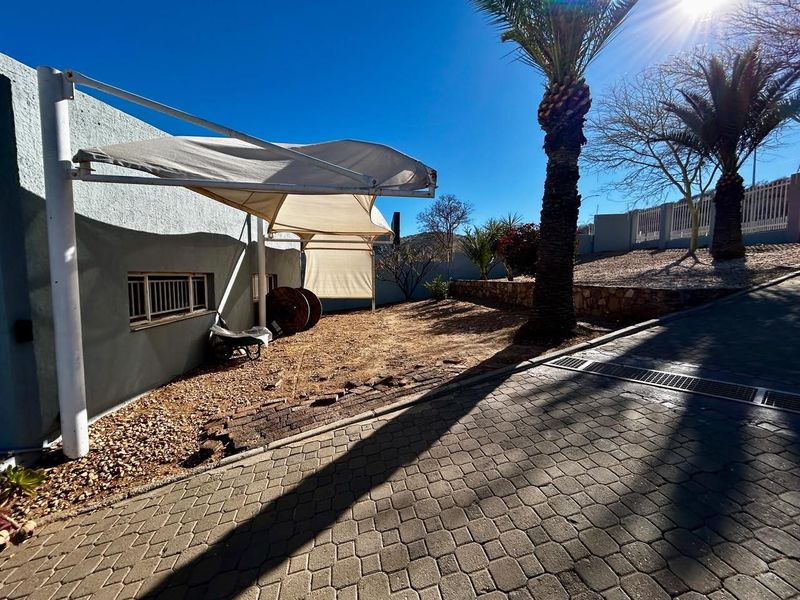 Situated on an erf of more than 2000m2 in an increasingly popular area, this home offers space and comfort. - Photo 6
