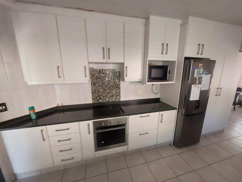 Family home in a great location - Photo 8