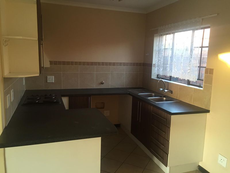 Townhouse in secure complex with 2 tiled bedrooms - Photo 10