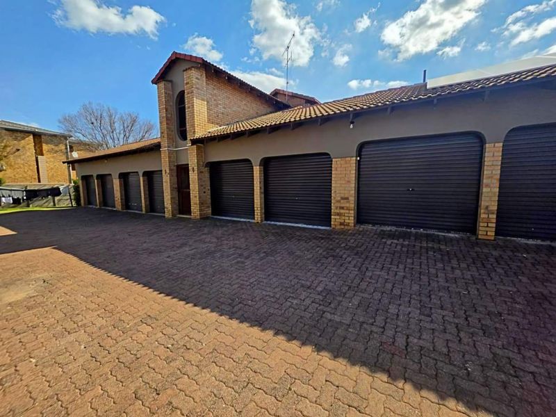 3 Bedroom Townhouse for Sale in New Redruth Alberton - Photo 1