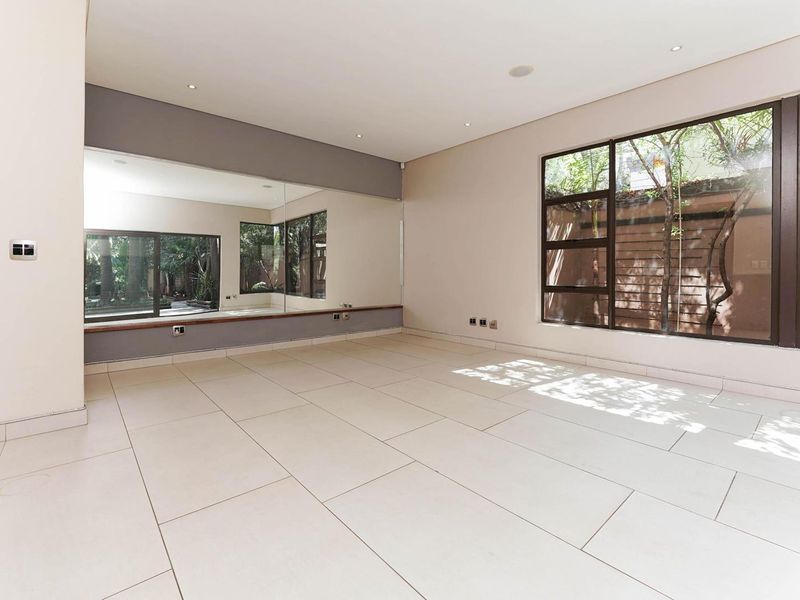 Exceptional, Expansive 6 Bedroom House with Separate Flatlet in Atholl - Photo 10