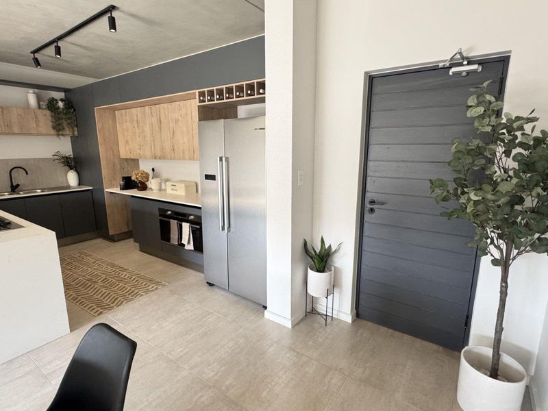 Luxury Redefined - Contemporary 3 Bedroom, 2.5 Bathroom Apartments in Waterkloof - Photo 4