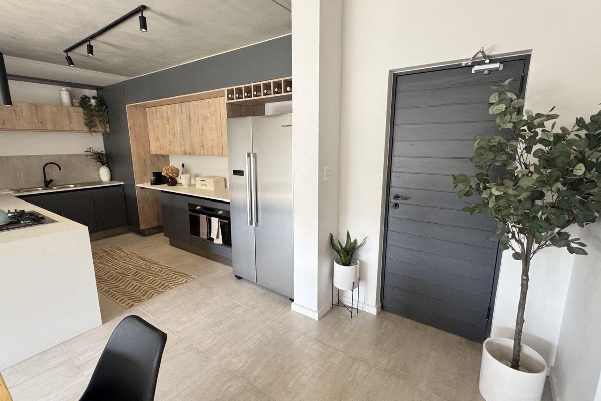 Luxury Redefined - Contemporary 3 Bedroom, 2.5 Bathroom Apartments in Waterkloof - Photo 4